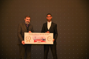 Yarışmada üçüncü olan Mohamed Fouadi'ye ödülünü Ankara İHH Başkanı Mustafa Sinan verdi.