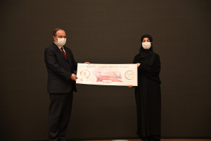 Yarışmanın birincisi Rümeysa Karaca'ya ödülünü İslam Düşünce Enstitüsü Başkanı Prof. Dr. Mehmet Görmez takdim etti.