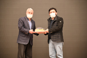 Jüri üyesi İdris Şahin'e hediyesini Dernek Başkanımız Hanefi Sinan verdi.